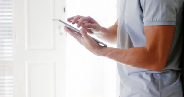 Homem sorridente usando um tablet — Vídeo de Stock