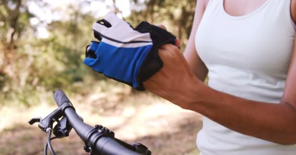 Mujer con guantes de ciclismo — Vídeos de Stock