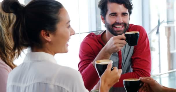 Amigos tomando café en el restaurante — Vídeos de Stock