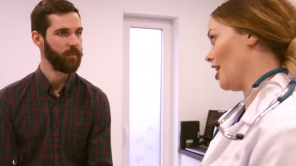 Доктор разговаривает со своим пациентом — стоковое видео