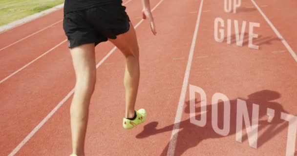 Piedi di atleta in esecuzione sulla pista di corsa — Video Stock