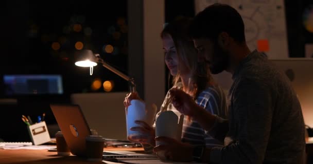 Colegas casuales comiendo fideos por la noche — Vídeos de Stock