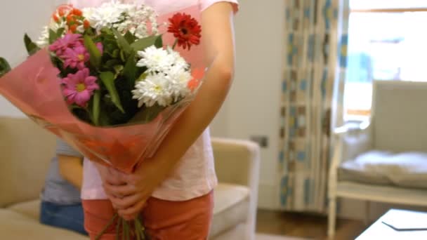 Figlia nascondendo bouquet dietro di lei — Video Stock