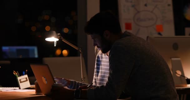 Kollegor som arbetar med dator på natten — Stockvideo