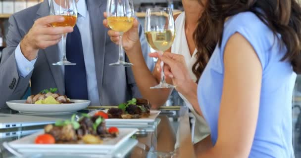 Бізнесмени та колеги тости келихи вина — стокове відео