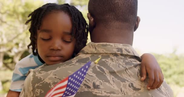 Amerikanischer Soldat umarmt seinen Sohn — Stockvideo