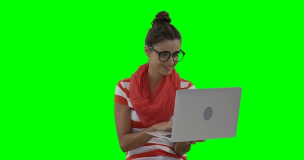 Mulher bonita usando laptop — Vídeo de Stock