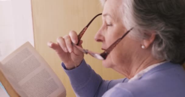 Mujer mayor quitando gafas — Vídeo de stock