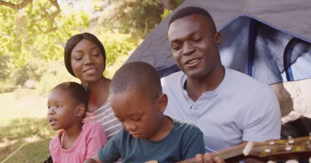 Far spela gitarr med familj — Stockvideo