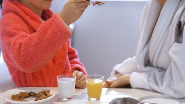 Daughter feeding breakfast to her mother — Stock Video