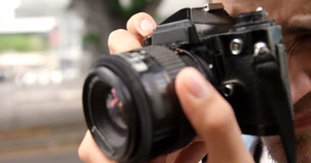 Hombre fotografiando con una cámara — Vídeo de stock