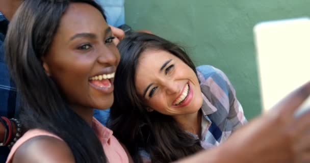 Meninas atraentes estão tomando uma selfie — Vídeo de Stock