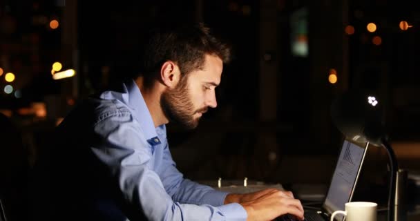 Επιχειρηματίας χρησιμοποιώντας φορητό υπολογιστή τη νύχτα — Αρχείο Βίντεο