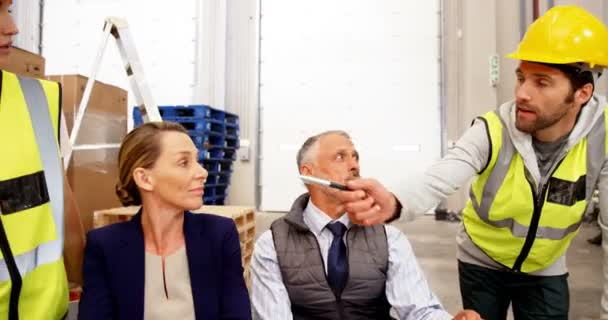 Warehouse worker doing a briefing with colleagues — Stock Video