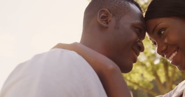 Låg vinkel syn på par embracing — Stockvideo