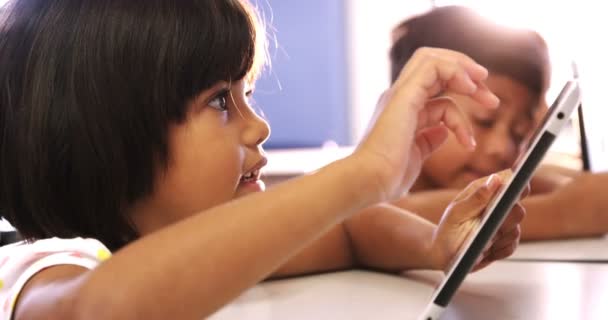 Ребёнок с помощью планшетного компьютера — стоковое видео