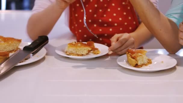Moeder en dochter hebben tart in keuken — Stockvideo