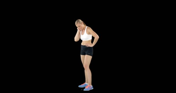 Sportif kadın onun gülle atma hazırlanıyor — Stok video