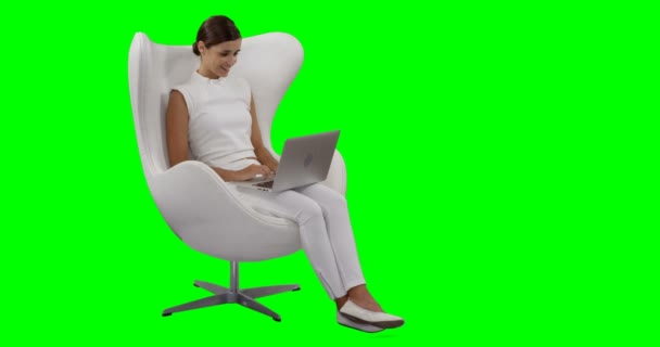 Frau sitzt und benutzt Laptop — Stockvideo