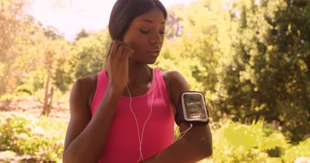 Sportswoman is listening music for run — Stock Video