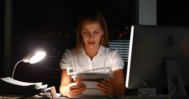 Geschäftsfrau hält nachts Dokumente in der Hand — Stockvideo