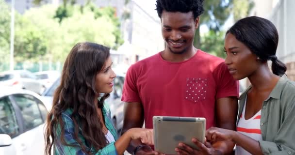 Teman berinteraksi menggunakan tablet digital — Stok Video