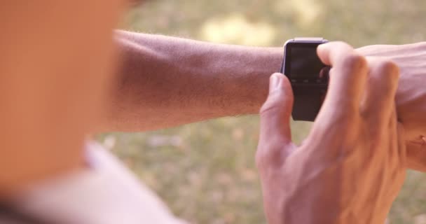 Hombre usando reloj inteligente — Vídeo de stock