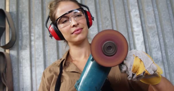 Charpentier se préparant à poncer une planche — Video