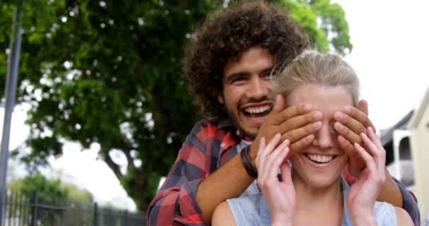 Hombre cubriendo los ojos de las mujeres por detrás — Vídeos de Stock