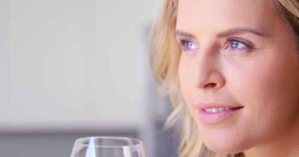 Kvinna som håller glas vin — Stockvideo