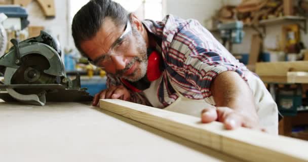Başparmak yukarıya çalışırken ile mutlu marangoz — Stok video