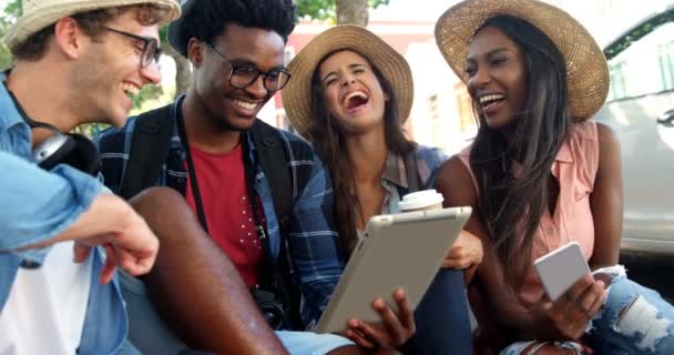 Jovens hipsters estão procurando um tablet — Vídeo de Stock