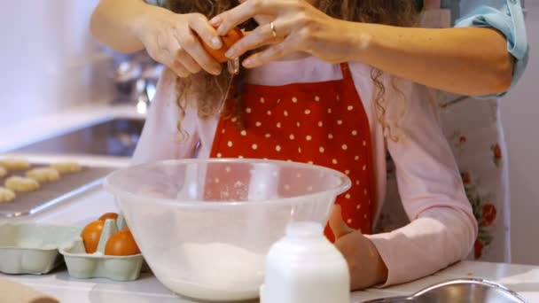 Madre e figlia stanno cucinando insieme — Video Stock