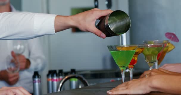 Barman sta servendo cocktail alla donna — Video Stock