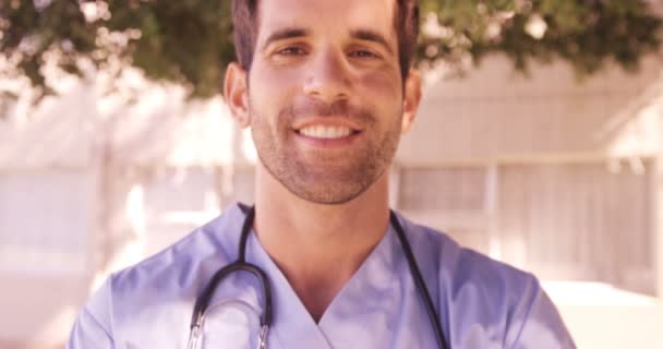 Docteur souriant dans le jardin — Video