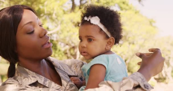 Soldat håller sin dotter i en park — Stockvideo