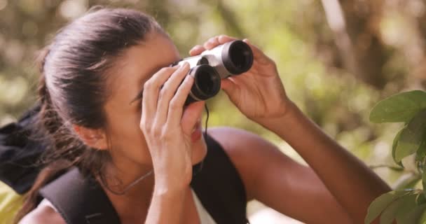 Mujer mirando a través de prismáticos — Vídeo de stock