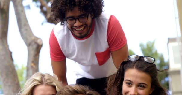 Amigos clicando em uma selfie — Vídeo de Stock