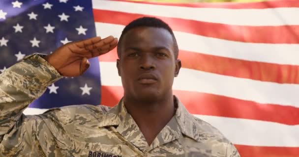Американский солдат отдаёт честь камере — стоковое видео