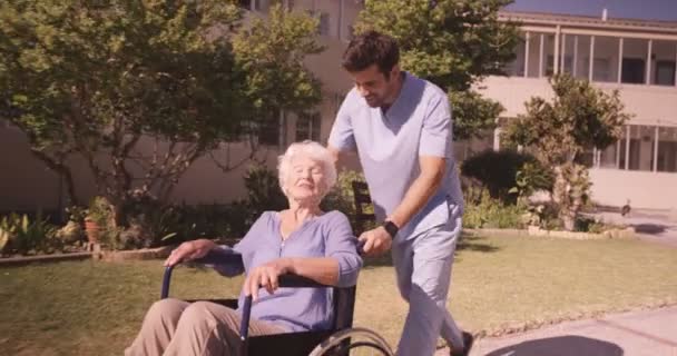 Krankenschwester hilft Seniorin im Rollstuhl — Stockvideo