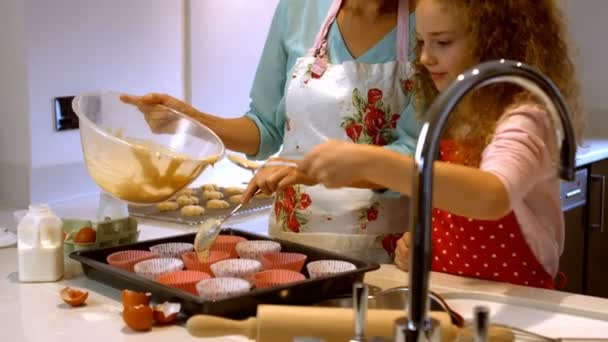 Mãe e filha estão cozinhando cupcakes juntos — Vídeo de Stock