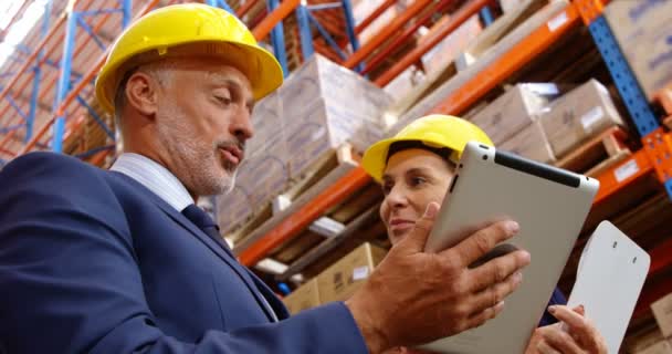 Gerente sorrindo olhando para tablet — Vídeo de Stock