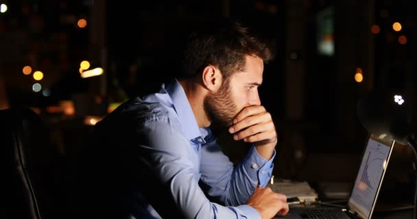 Businessman using laptop at night — Stock Video