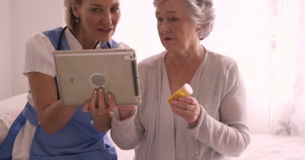 Médico mostrando relatório médico para a mulher idosa — Vídeo de Stock