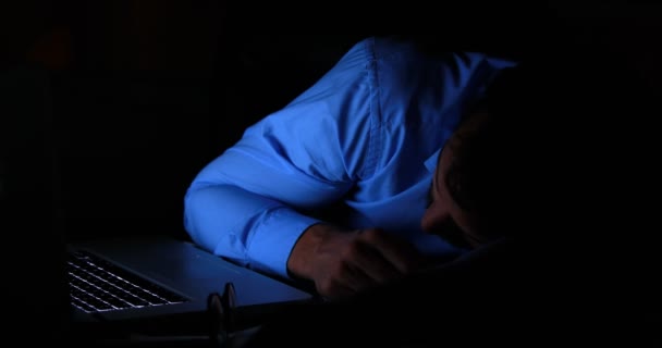 晚上睡在他的笔记本电脑上的商人 — 图库视频影像