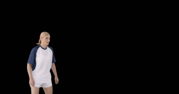 Femme footballeuse faisant une tête — Video