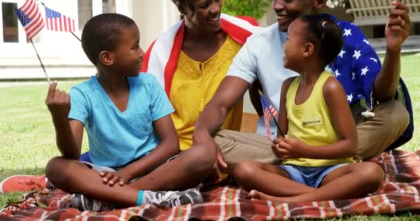 Familia sosteniendo banderas americanas pequeñas — Vídeos de Stock