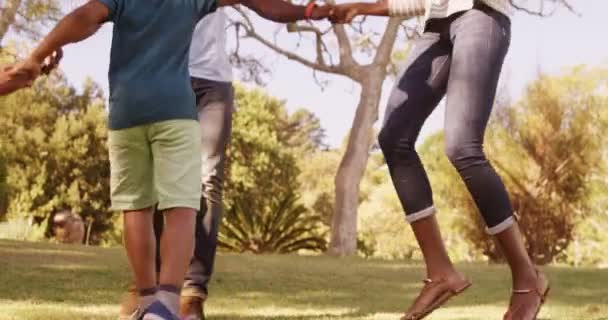 Familia tomados de la mano y cayendo — Vídeo de stock