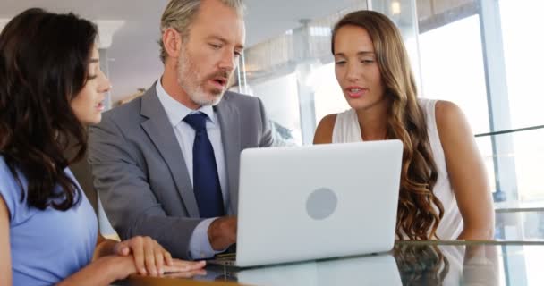 Empresario y colega interactuando con el ordenador portátil — Vídeos de Stock