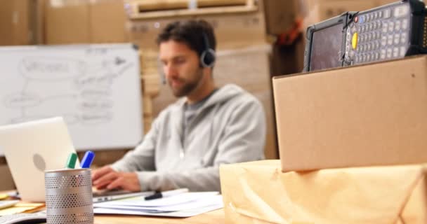 Trabajador de almacén usando una computadora portátil — Vídeos de Stock